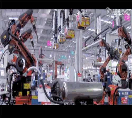 扬城卖场首现＂家政机器人＂ 会扫地能擦窗售价2000多