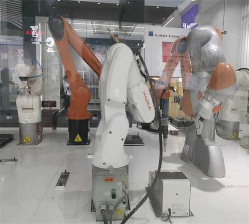 江西人造世界首台远程交互机器人